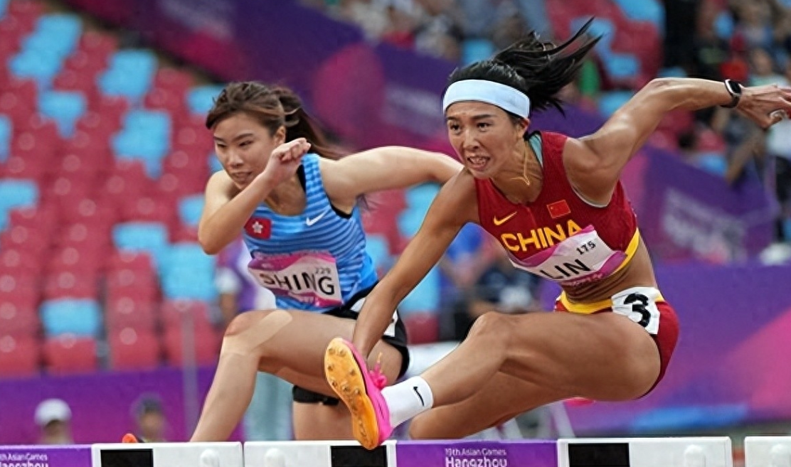 包含哈兰德重返赛场，夺冠首场状态出色，勇士观众沸腾！赛场气氛高涨的词条